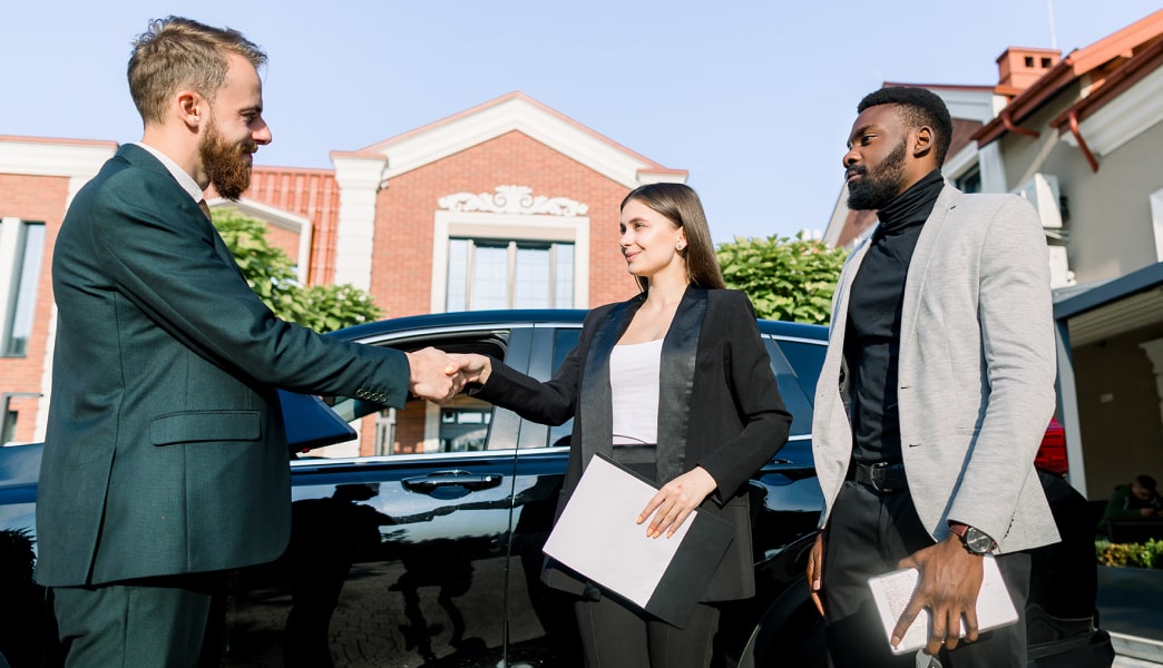 Krahasimi i veturave luksoze për udhëtimin tuaj të radhës me makinë